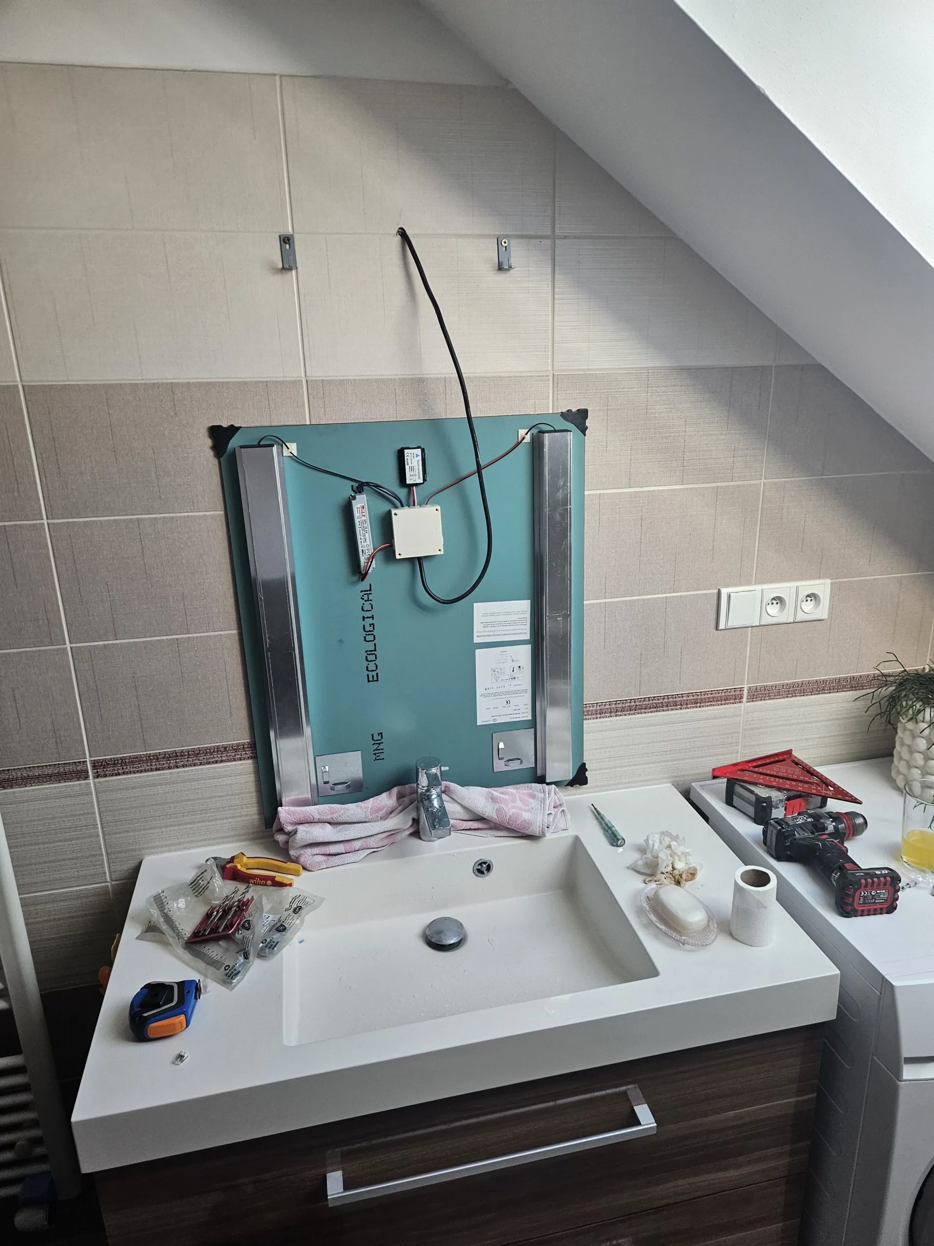 Elektrikář zrcadlo připojil